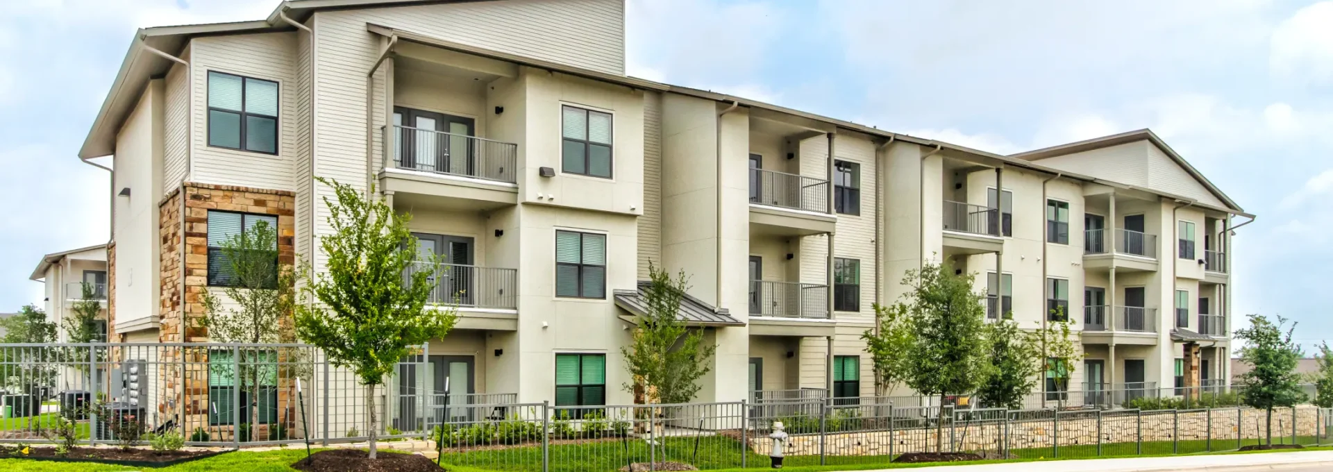 the exterior of an apartment complex in texas at The Rushcreek